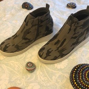 Kids Mia camouflage zip up shoes size 3